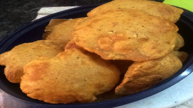 सर्दी के दिनों में नाश्ते में खाएं गुड़ की हेल्दी पूरियां... - poori recipe