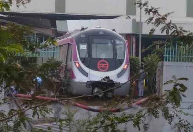 दीवार से टकराई चालकरहित मेट्रो ट्रेन, 25 दिसंबर को मोदी करेंगे उद्घाटन - Driverless metro train goes through a wall