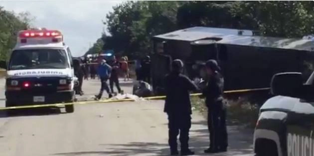 विदेशी पर्यटकों को ले जा रही बस पलटी, 12 मरे - Bus accident in Mexico