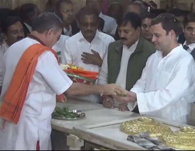 राहुल गांधी ने गुजरात के सोमनाथ मंदिर में की पूजा-अर्चना - Rahul Gandhi worships in Somnath temple
