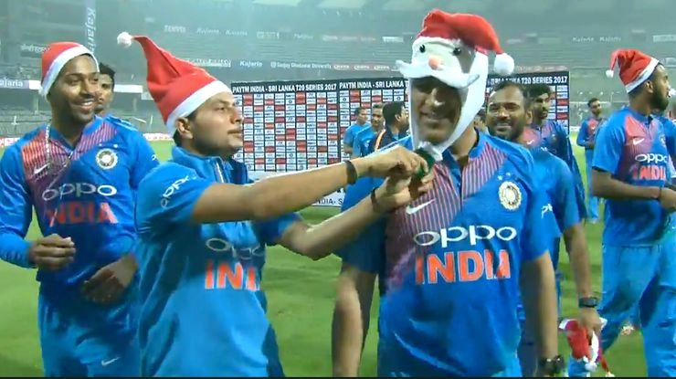 एमएस धोनी, वीरू, भज्जी का सांता अवतार - Christmas, Team India, MS Dhoni