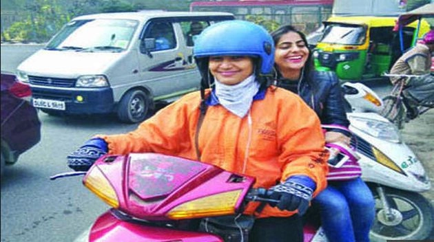 टुम्पा बरमन बनीं दिल्ली की पहली महिला ई-बाइक टैक्सी चालक - Tumpa Burman, female e-bike taxi driver