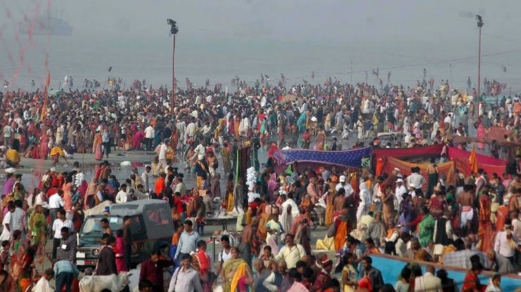 महाशिवरात्रि स्नान : संगम में पांच लाख श्रद्धालुओं ने लगाई डुबकी - Mahashivratri snan Illahabad