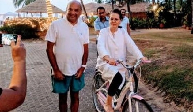 गोवा में इस तरह छुट्‍टियां मना रही हैं सोनिया गांधी... - Sonia Gandhi holidays in Goa