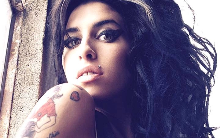 बड़ा दावा, पिता से मिलने आता है गायिका का भूत... - Amy Winehouse dad says singer ghost visits him at home