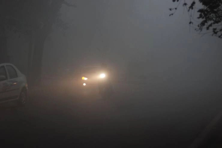 दिल्ली में कोहरे का कहर, 25 रेलगाड़ियां रद्द और... - Fog in Delhi