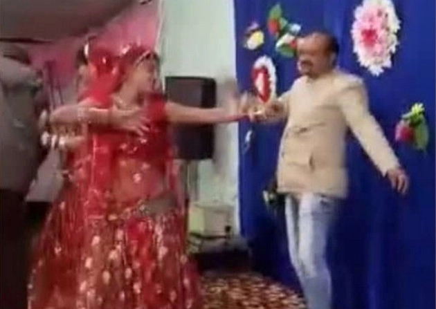 भाजपा नेता ने लगाए ठुमके, महिला डांसरों पर लुटाए नोट, वीडियो वाइरल - Dance video of BJP leader viral