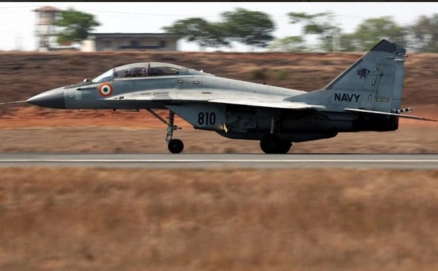 नौसेना का मिग-29 विमान दुर्घटनाग्रस्त - MiG-29 aircraft crashes in Goa airport
