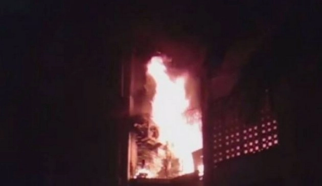 मुंबई की इमारत में लगी आग, एक हिस्सा गिरा, दो दमकलकर्मी घायल