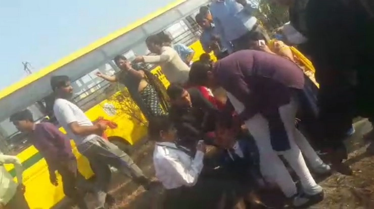 मासूम स्‍कूली बच्चों की दर्दनाक मौत से इंदौर उदास... - School Bus Accident, Death of Children, Indore