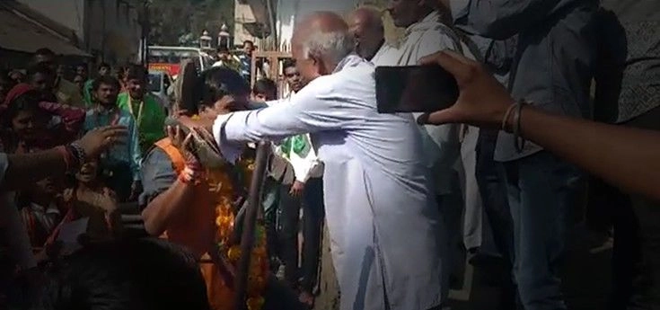 भाजपा प्रत्याशी को पहनाई जूतों की माला (वीडियो) - BJP candidate city council election dhar