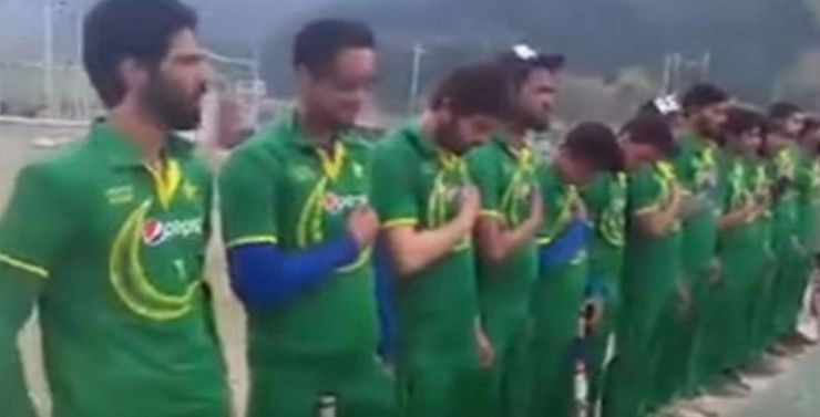 कश्‍मीर में एक बार फिर क्रिकेटरों ने गाया पाकिस्तानी राष्ट्रगान - Jammu Kashmir cricket Pakistani jersey