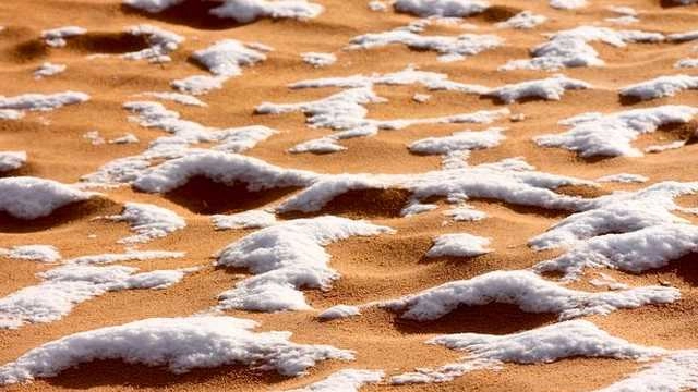 दुनिया के सबसे गर्म रेगिस्तान में बर्फ जमी - Snowfall in Sahara desert