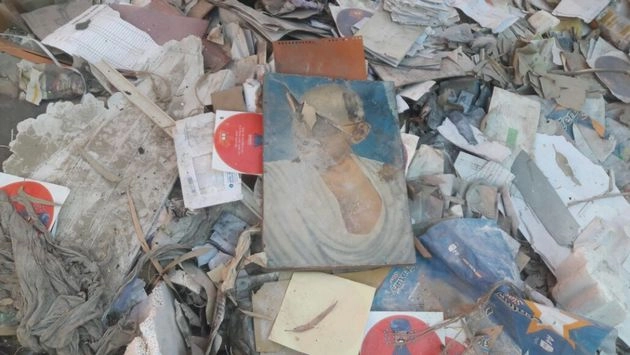 शर्मनाक, कचरे में राष्ट्रपिता - chhatarpur news