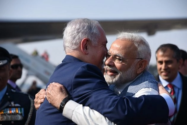 भारत पहुंचे इसराइली प्रधानमंत्री नेतन्याहू, प्रोटोकॉल तोड़कर मोदी ने किया स्वागत - Modi breaks Protocol, welcomes Netanyahu