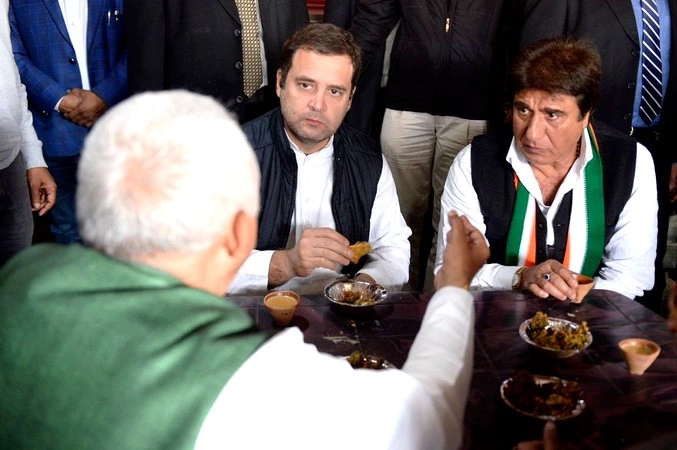 काफिला रुकवा लुत्फ उठाया चाय व पकौड़ी के साथ समोसे का... - Rahul Gandhi, Uttar Pradesh tour