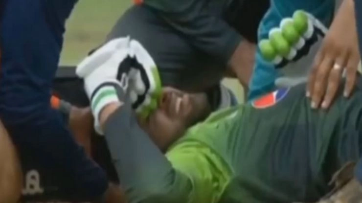 शोएब मलिक को सिर में लगी गंभीर चोट - Shoaib Malik, Head injury, Pakistan-New Zealand one daye