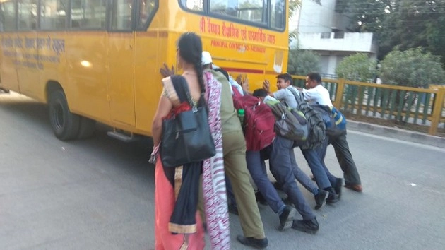 इंदौर में स्कूल बस से उठा धुआं - School Bus, Smoke, School Bus, Indore