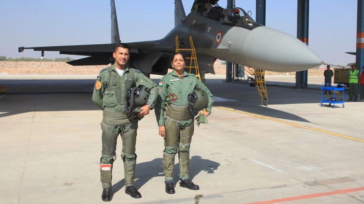 सुखोई लड़ाकू विमान में उड़ान भरने वाली पहली रक्षामंत्री बनीं सीतारमण - Nirmala Sitharaman, Defense Minister, Sukhoi Fighter Aircraft