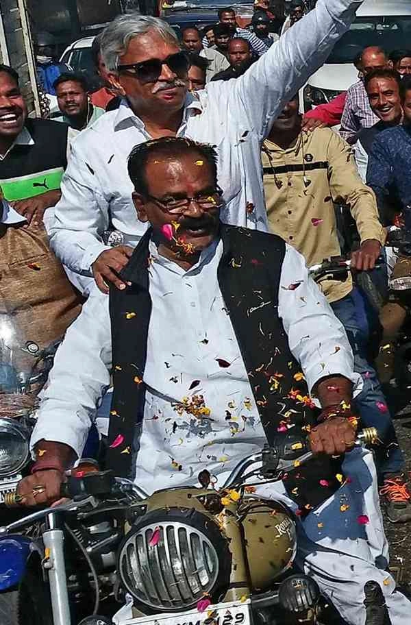 भाजपा सांसद ने बगैर हेलमेट चलाई बाइक, भरा जुर्माना - BJP MP rides bike without helmat
