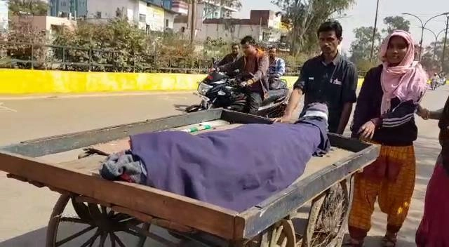 शर्मसार हुई मानवता, पत्नी ने ठेले पर ढोया पति का शव (वीडियो) - Chhattisgarh humanity