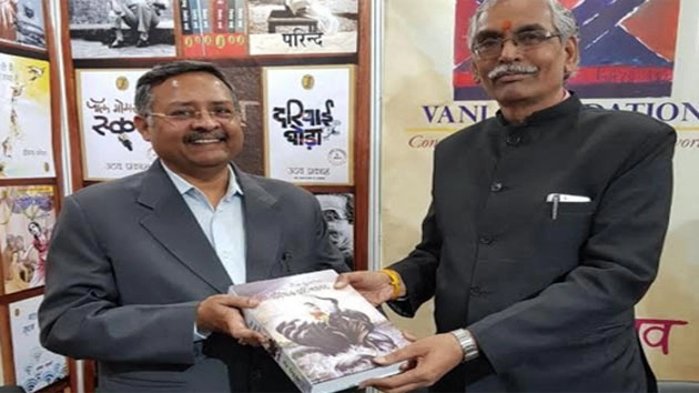 राष्ट्रीय पुस्तक न्यास के अध्यक्ष बलदेव शर्मा को विश्वमिथकसरित्सागर भेंट - world book fair delhi