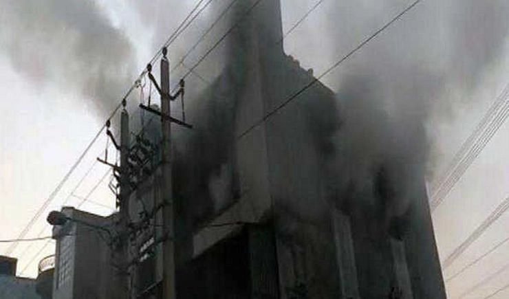 दिल्ली के बवाना में पटाखा फैक्टरी में लगी आग, 17 लोगों की मौत - Plastic 9 people