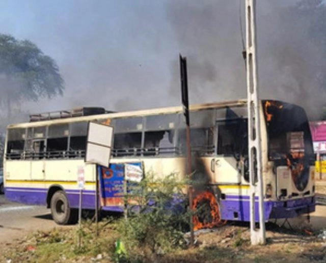 पद्मावत का विरोध, हिंसक प्रदर्शन, बसों में लगाई आग (फोटो) - Padmavat Noida