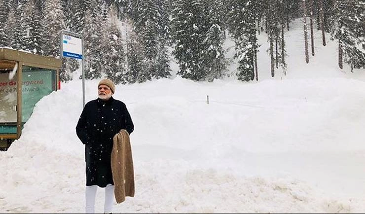 प्रधानमंत्री नरेन्द्र मोदी ने लिया बर्फबारी का मजा