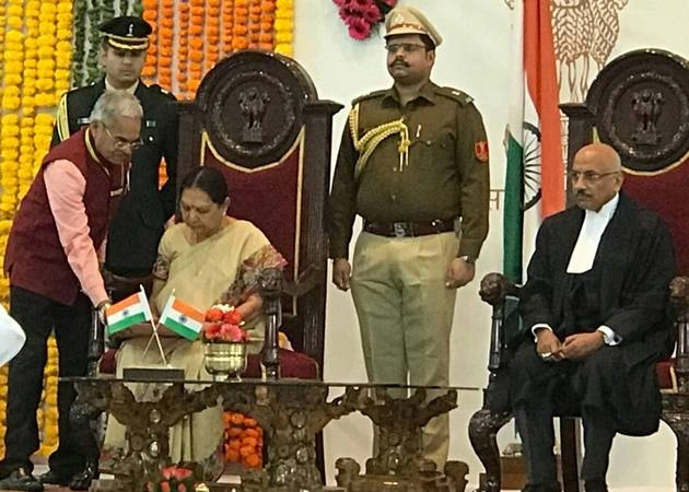 आनंदीबेन पटेल ने राज्यपाल पद की शपथ ली - Anandiben Patel takes oath as Madhya Pradesh governor