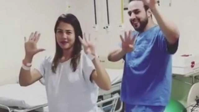 डिलीवरी से पहले गानों पर ठुमके लगवाने का 'इलाज' - doctor who dances with pregnant women