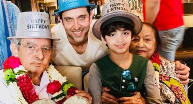 रितिक ने मनाया अपने 'डेडा' का 92वां जन्मदिन - Hrithik Roshan celebrated Maternal Grandfather Birthday