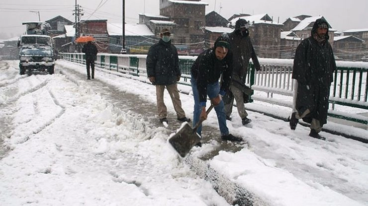 कश्मीर में भारी बर्फबारी, सड़कें बंद, लोग परेशान... - snowfall in Kashmir