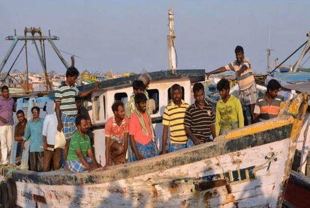 श्रीलंकाई नौसेना ने 1000 मछुआरों का पीछा किया, जाल फाड़े - Sri Lanka Navy Indian fishermen