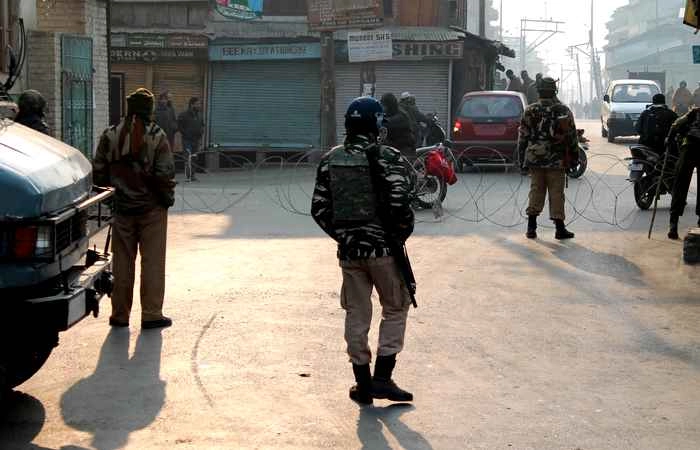 कश्मीर में जान बचाकर भागे आतंकी, नहीं लूट पाए हथियार - Terrorist attack failed in kashmir