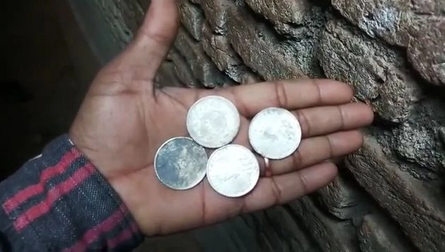 खोदा बोरवेल, निकले चांदी के सिक्के (वीडियो)