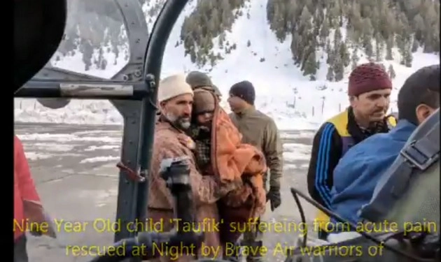कश्मीर में वायुसेना ने बच्‍चे को पहुंचाया हॉस्पिटल, बच गई जान - Indian Air Force, helicopter, Jammu Kashmir weather