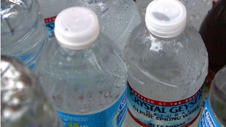 मृत्यु के डर ने बढ़ाई बोतलबंद पानी की बिक्री - Bottled water