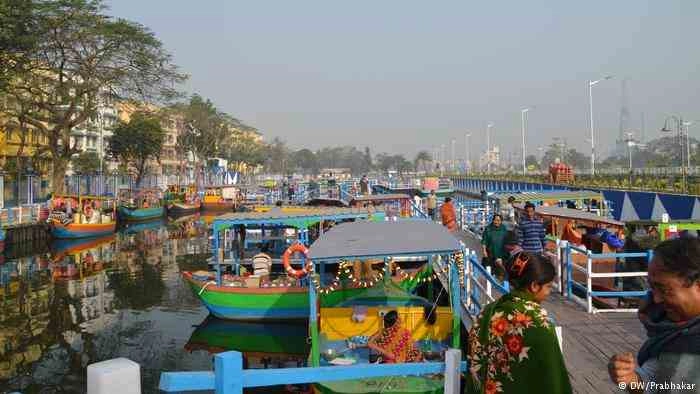 कोलकाता में पानी पर तैरता बाजार