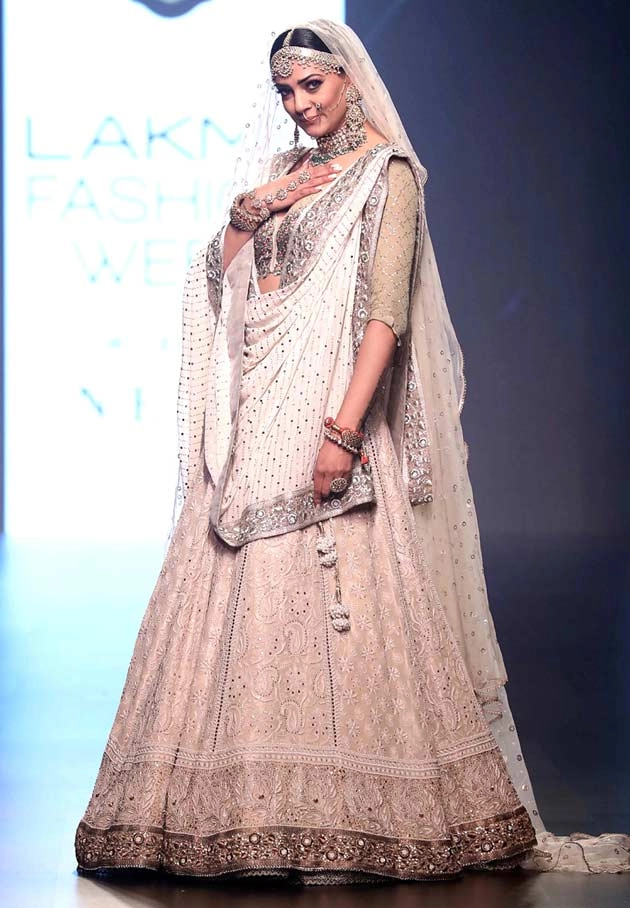 सुष्मिता सेन बनी खूबसूरत दुल्हन - Sushmita Sen, Lakme Fashion Week 2018, Show Stopper,