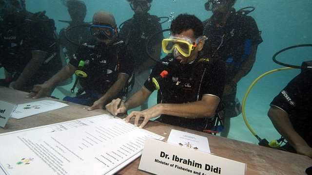 पानी में मीटरों नीचे हुई थी सरकार की बैठक - Maldives underwater cabinet meeting was held to highlight the impact of climate change