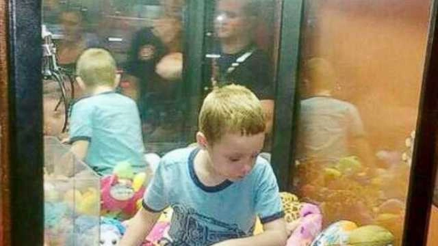 टॉय मशीन में फंस गया चार साल का बच्चा - Child rescued after getting stuck inside arcade claw machine