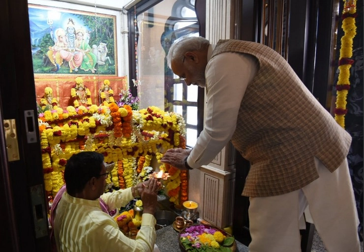 प्रधानमंत्री नरेन्द्र मोदी ने 125 साल पुराने मंदिर में की पूजा - Prime Minister Narendra Modi Shiv Mandir