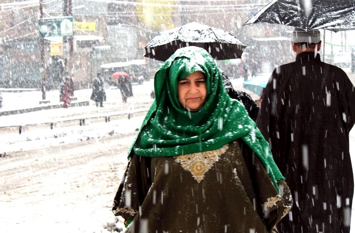 जम्मू कश्मीर में बेमौसम बर्फबारी में फंसे 18 यात्रियों को बचाया गया - Jammu Kashmir