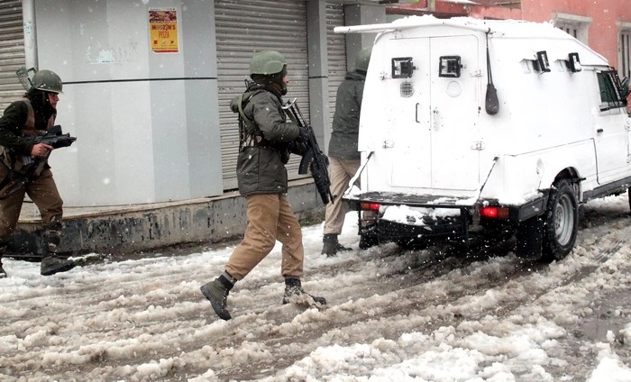 कश्मीर में सेना का अभियान, आतंकवादियों को घेरो और... - Kashmir terrorism