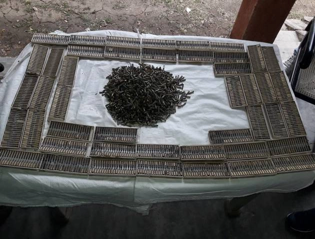जमीन खोदकर छुपाए थे नक्सलियों के 4 हजार कारतूस - 4000 cartridges of naxalites recovered in gaya