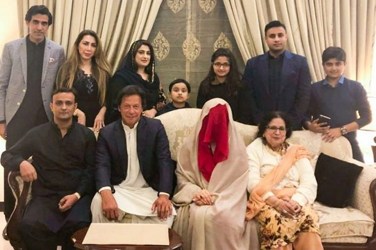 पांच बच्चों की मां से इमरान खान ने रचाया तीसरा ब्याह - Imran Khan marriage Bushra Maneka