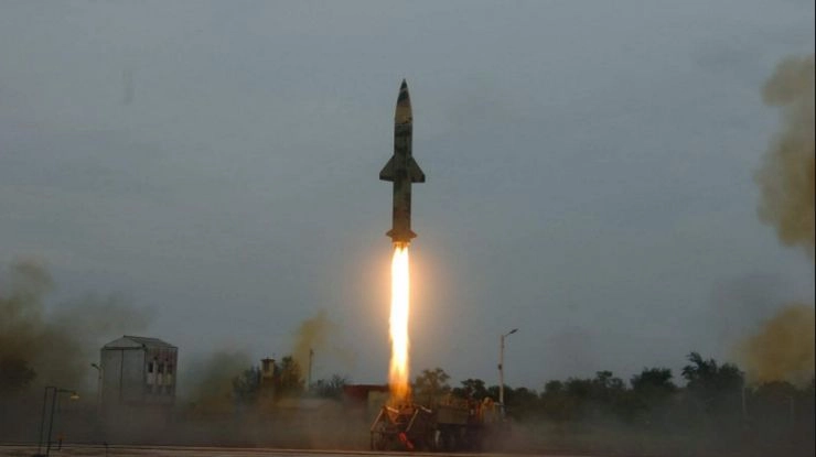 नौसेना ने किया सतह से हवा में मार करने वाली मिसाइल का परीक्षण, चुनिंदा नौसेनाओं में हुई शामिल - Navy missile testing