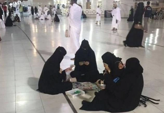मस्जिद में बुर्का पहने महिलाएं खेल रही थी यह गेम, मच गया बवाल... - burqa clad women playing board game at meccas mosque