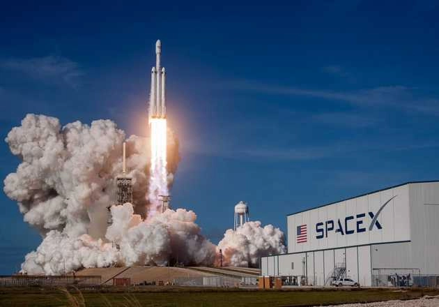 नासा को पछाड़ बना दिया दुनिया का सबसे शक्तिशाली अंतरिक्ष यान फाल्कन हैवी... - Facts About SpaceX's Falcon Heavy Rocket